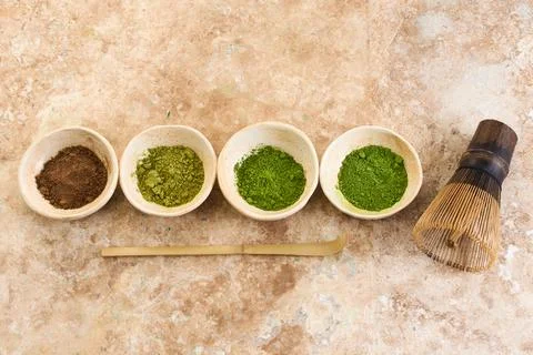 Matcha Tea Ceremony Set, Overhead view of matcha bowls, bamboo whisk, and scoop Foto stock