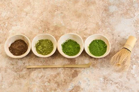 Matcha Tea Ceremony Set, Overhead view of matcha bowls, bamboo whisk, and scoop Foto stock