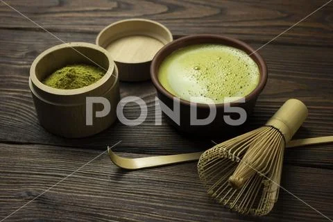 Matcha tea with a cup stands on a wooden table Stock-Fotos