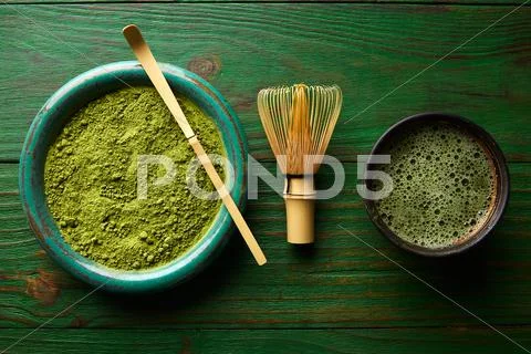 Matcha tea powder bamboo chasen and spoon Stock-Fotos