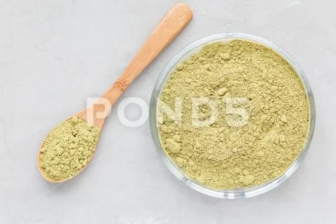 Matcha tea powder on the a plate and in wooden spoon, top view, copy space Stock-Fotos