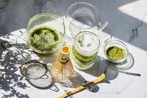 Matcha Tea Preparation. Elegantly arranged matcha tea set with a serene Foto stock