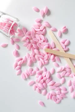 Materials for depilation of eyebrows and delicate areas. Pink wax granules, w Foto stock