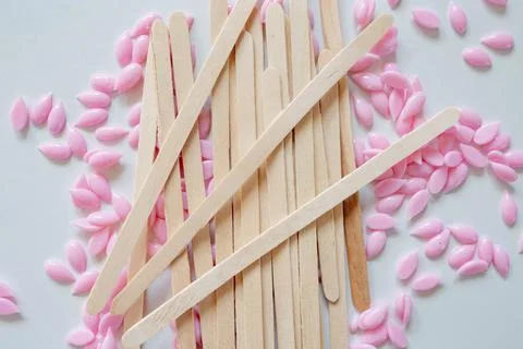 Materials for depilation of eyebrows and delicate areas. Pink wax granules Foto stock