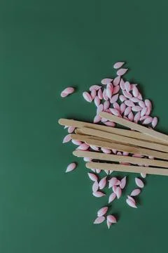 Materials for depilation of eyebrows and delicate areas. Pink wax granules Foto stock