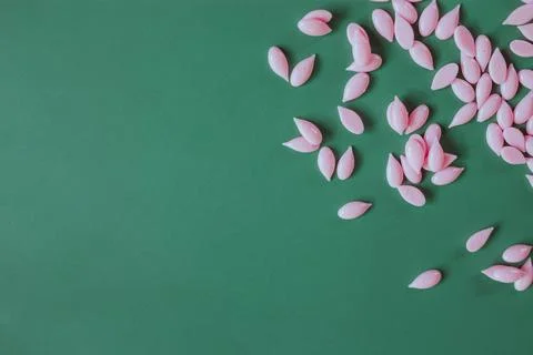 Materials for depilation of eyebrows and delicate areas. Pink wax granules on Foto stock