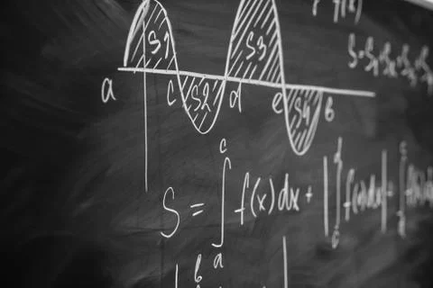 Mathematics function integra graph formulas on the chalkboard. Fotos de archivo
