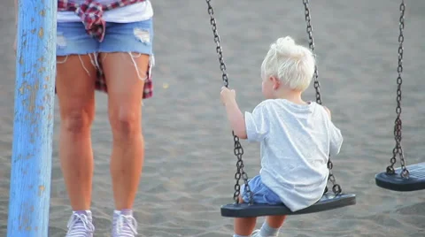 Mather and son playing with a swing Video stock 56980344