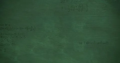 Mathmatical calculations falling to green chalkboard background 4k Illustrazione stock