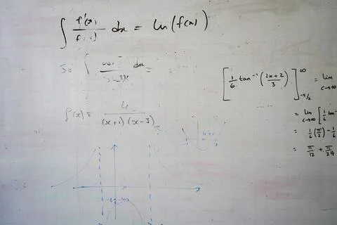 Maths equations on a classroom whiteboard Stockfoto's