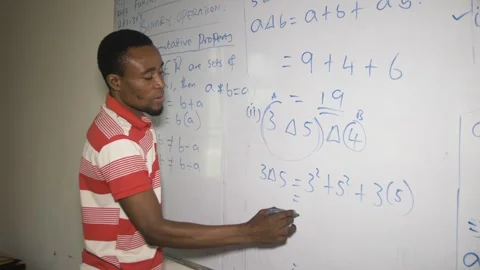 Math’s teacher explaining arithmetic sums to elementary children. Stockbeeldmateriaal 251667971