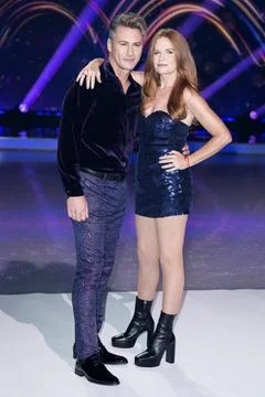 Matt Evers und Patsy Palmer beim Photocall zur 15. Staffel der Eiskunstlau... Stock Photos