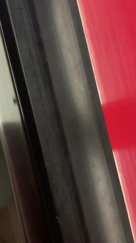 Matte black curved panel with shifting highlights and changing background tones 库存影片 341662591