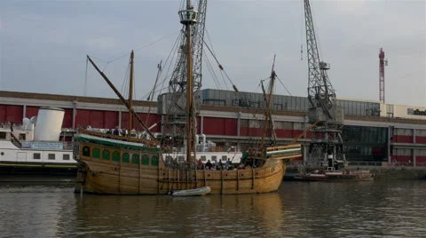 Matthew ship sailing in Bristol docks Vídeo Stock 41978114