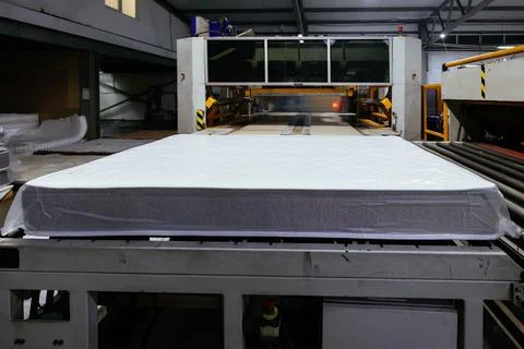 Mattress packing process using a packing machine Stockfoto's