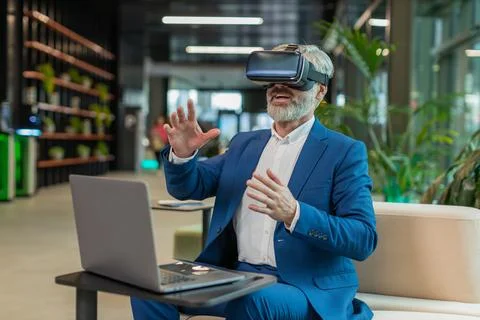 Mature businessman software developer using headset app making presentation in Stockfoto's