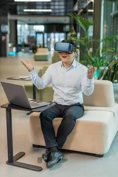 Mature businessman software developer using headset app making presentation in Stock-Fotos