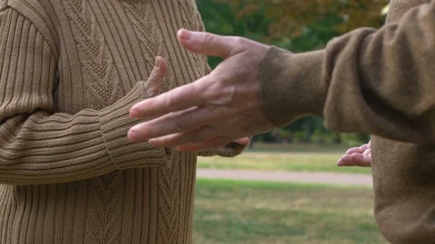 Mature couple actively gesticulating arguing openair, family conflict, quarrel Vidéo 118994079