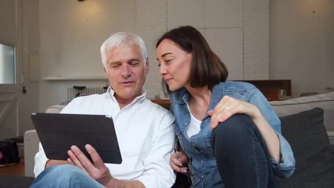 Mature couple using a digital tablet Stock-Footage 81247946
