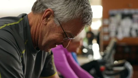 Mature couple working out on exercise bikes. Vidéo 88367797