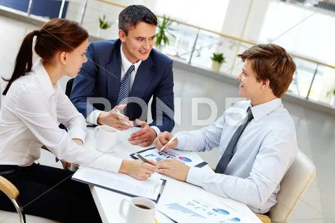 Mature entrepreneur sharing experience with the next generation of business peop Stock Photos