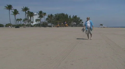 Mature man at the beach 스톡 동영상 658817