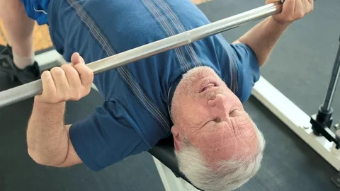 Mature man doing chest press exercise. Vídeos de archivo 89700600