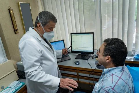 Mature man performing pulmonary function test and spirometry Foto stock