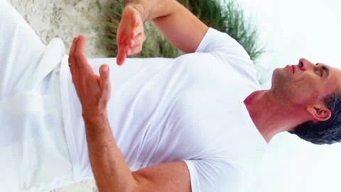 Mature man performing stretching exercise Vídeos de archivo 300650162