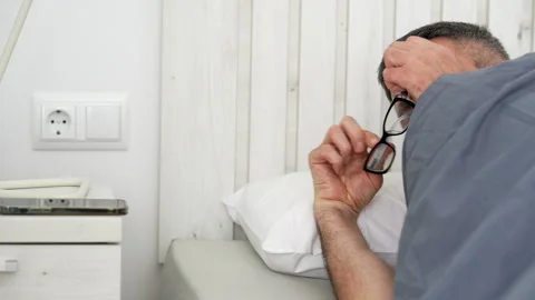 Mature man waking up and checking his smartphone in bed Vidéo 341580447
