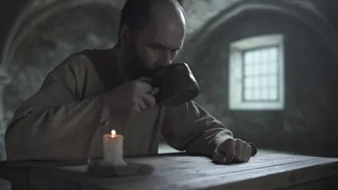 Mature medieval man taking a sip from a clay mug and putting it down Vídeo Stock 340824295