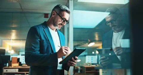 Mature programmer, tablet and stylus with report, overtime work or project email Foto stock