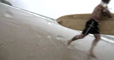 Mature Surfer Dud Runner to Ocean. Vídeo Stock 68128414