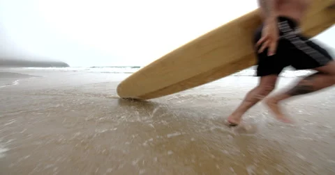 Mature Surfer Running to the Ocean Waves. Vídeos de archivo 68138037