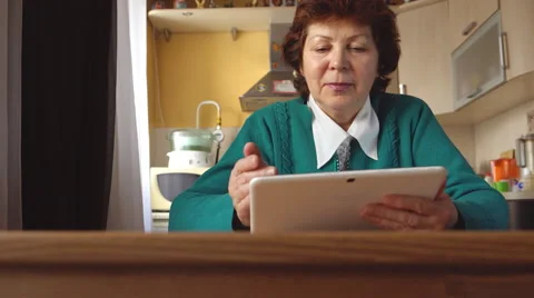 The mature woman is using a tablet PC at home Vídeo Stock 59114852