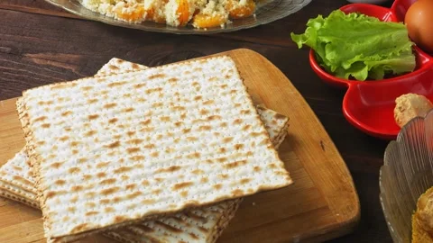 Matzo and kearah on the set table for the Pesach Seder meal. Vertical panoram 库存影片 277158583