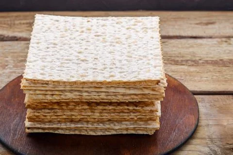 Matzo stack on a round stand on a wooden table. Stock-Fotos