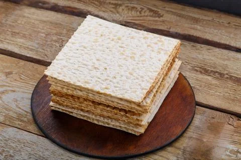 Matzo stack on a round stand on a wooden table. Stockfoto's