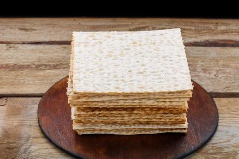 Matzo stack on a round stand on a wooden table. Stock-Fotos