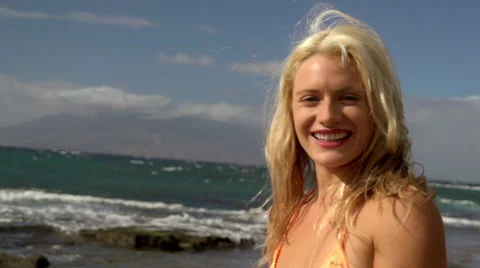 Maui bikini model on the beach 스톡 동영상 43758047