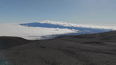 Mauna Loa Volcano Above the Clouds Hawaii Big Island Drone Aerial Vídeo Stock 347640273