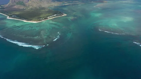 Mauritius island, waves in the Indian ocean, Coral reef in the Indian ocean Video stock 167511341