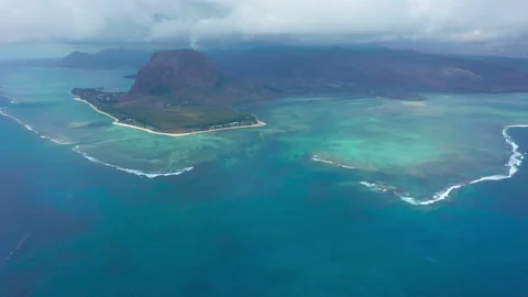 Mauritius island, waves in the Indian ocean, Coral reef in the Indian ocean Stock-Footage 167577381
