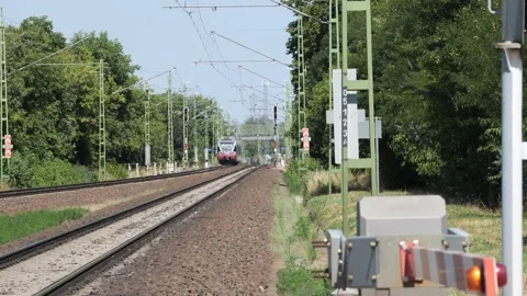 MÁV Train coming with high speed from Gárdony station to Agárd, Hungary Vídeo Stock 201559750
