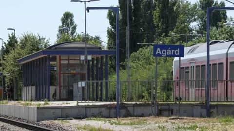 MÁV train passing by Agárd station table, Hungary, 4K Vídeo Stock 201559938