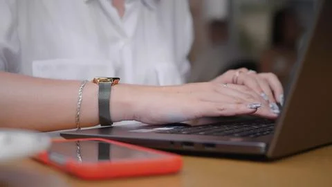 Maximizing Focused Productivity while Using a Laptop and Smartphone in a Cozy Foto stock