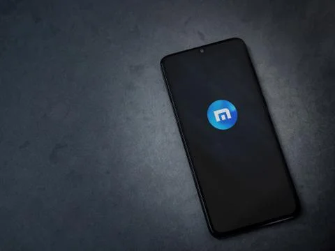 Maxthon Browser app launch screen with logo on the display of a black mobile  Stock Photos