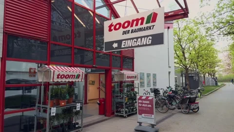 May 1, 2026. Munich, Germany. Toom Baumarkt. Moderner Baumarkt-Eingang in Video stock 334064943