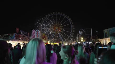 May 1, 2026. Munich, Germany. Das Riesenrad glaenzt unter funkelndem Feuerwerk Video stock 335167837