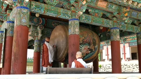 May 20, 2018: Haeinsa temple in South Korea. Monk is drumming Vidéo 145978397